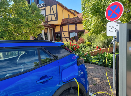 STATION-RECHARGE-VOITURE-ELECTRIQUE-COMPLEXE-HOTELIER-CIGOLAND-ALSACE-545x400px-copie.jpg